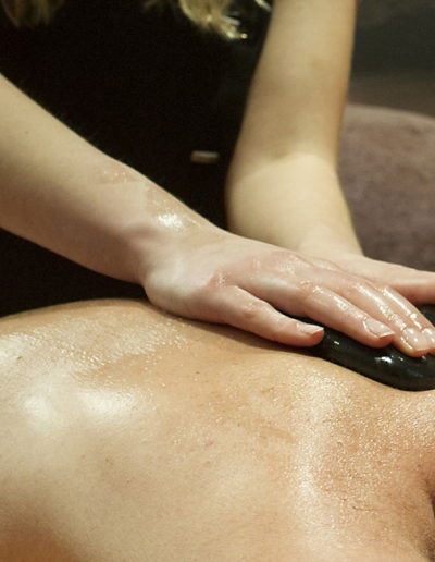 Hotstone massage bij Sauna het Friese Woud in Boijl